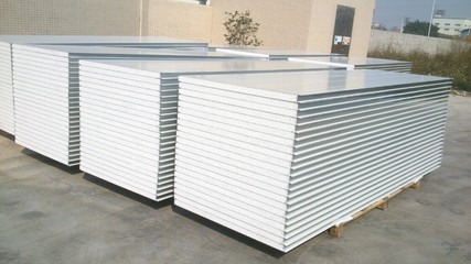 泡沫彩钢夹芯板产品实图详解 轻质高效的建筑板材